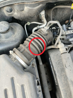 Aveo prasklá hadice přívodu vzduchu.jpg